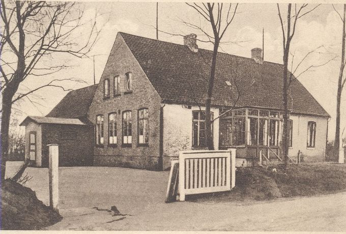 I 1878 oprettedes den første skole i Toftlund. Den lå på Søndergade 41 der hvor den nuværende Falck-station ligger
