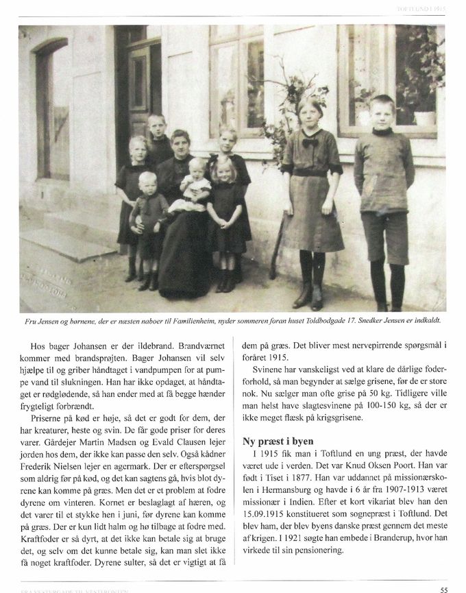 I 1915 får Toftlund en ny præst, snedker Jensen bliver indkaldt og der er brand hos bager Johansen. På billedet ses fru snedker Jensen foran huset i Toldbodgade